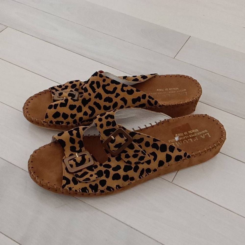 LA PLUME Women Leather Leopard Double Buckle Strap Footbed Sandals Tan Size 41